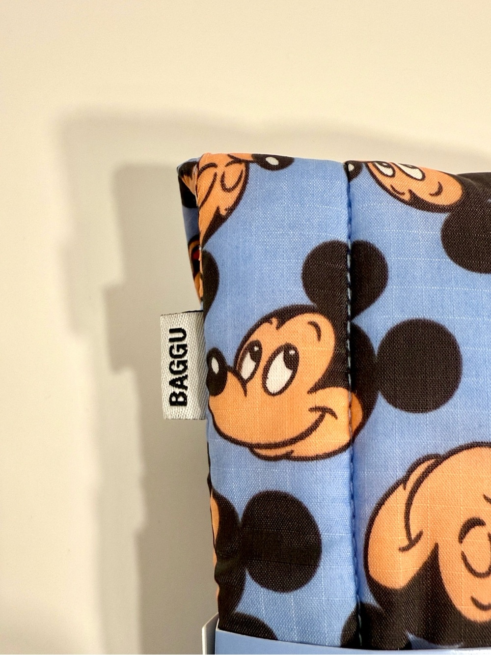 DISNEY | BAGGU Puffy Glasses Sleeve - Mickey & Friends Collection (Mickey Mouse) - Picture 4 of 6